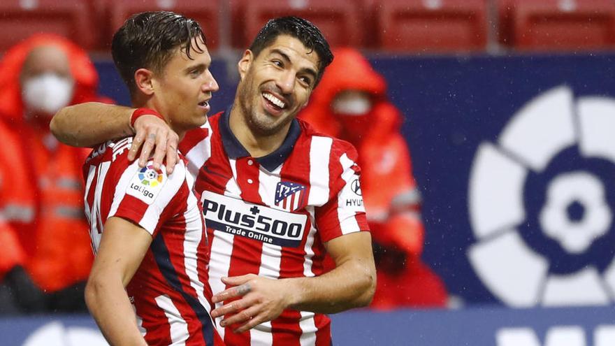 Luis Suárez celebra su segundo gol con Marcos Llorente.