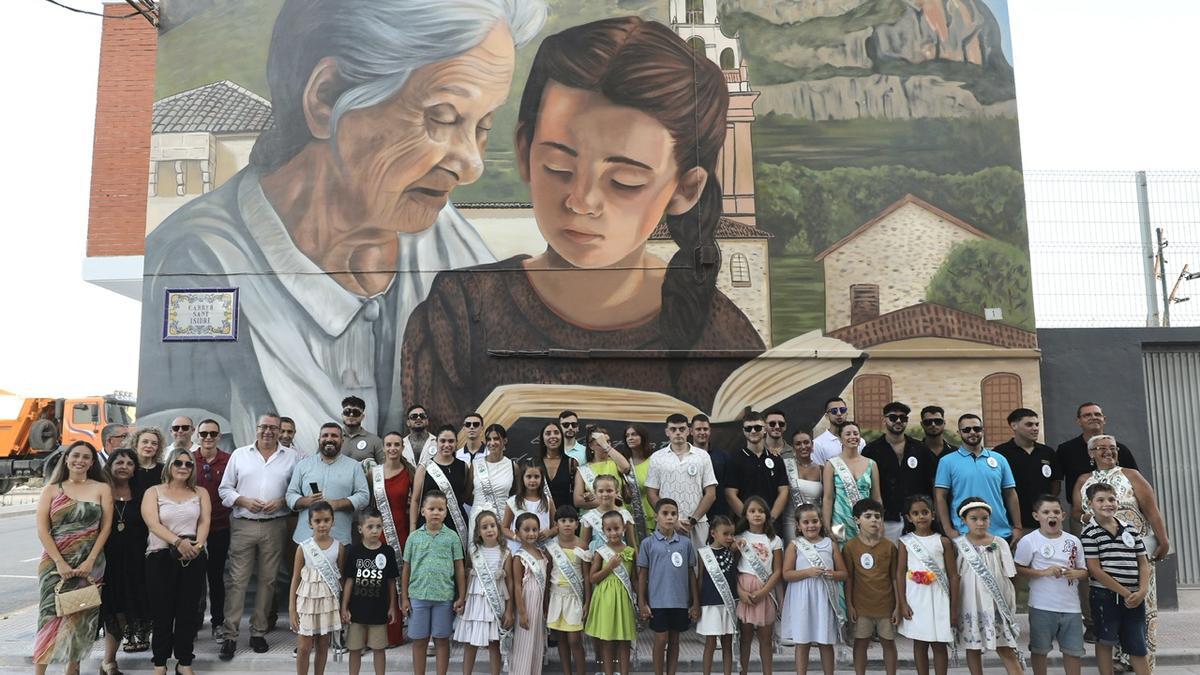 El gran mural creado por Tardor. Homenaje a la maestra, a la enseñanza y la lectura