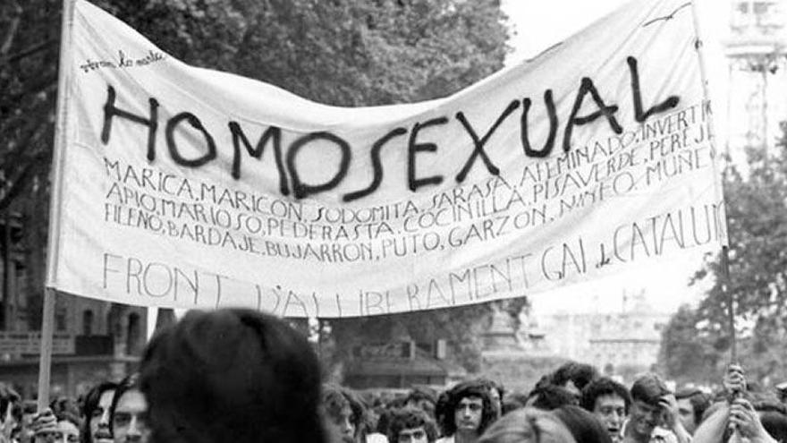 Una de las primeras manifestaciones del orgullo en España.