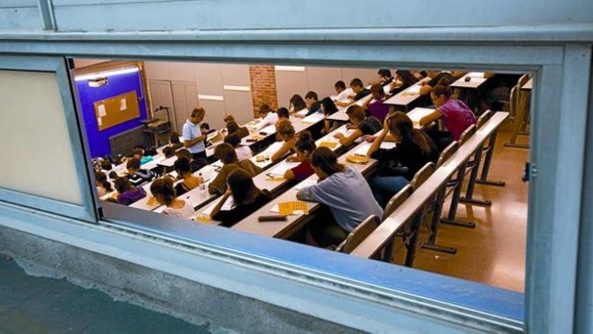 Estudiantes de bachillerato se examinan de la prueba de lengua extranjera en un aula de la Universitat Politècnica (UPC), en junio pasado.