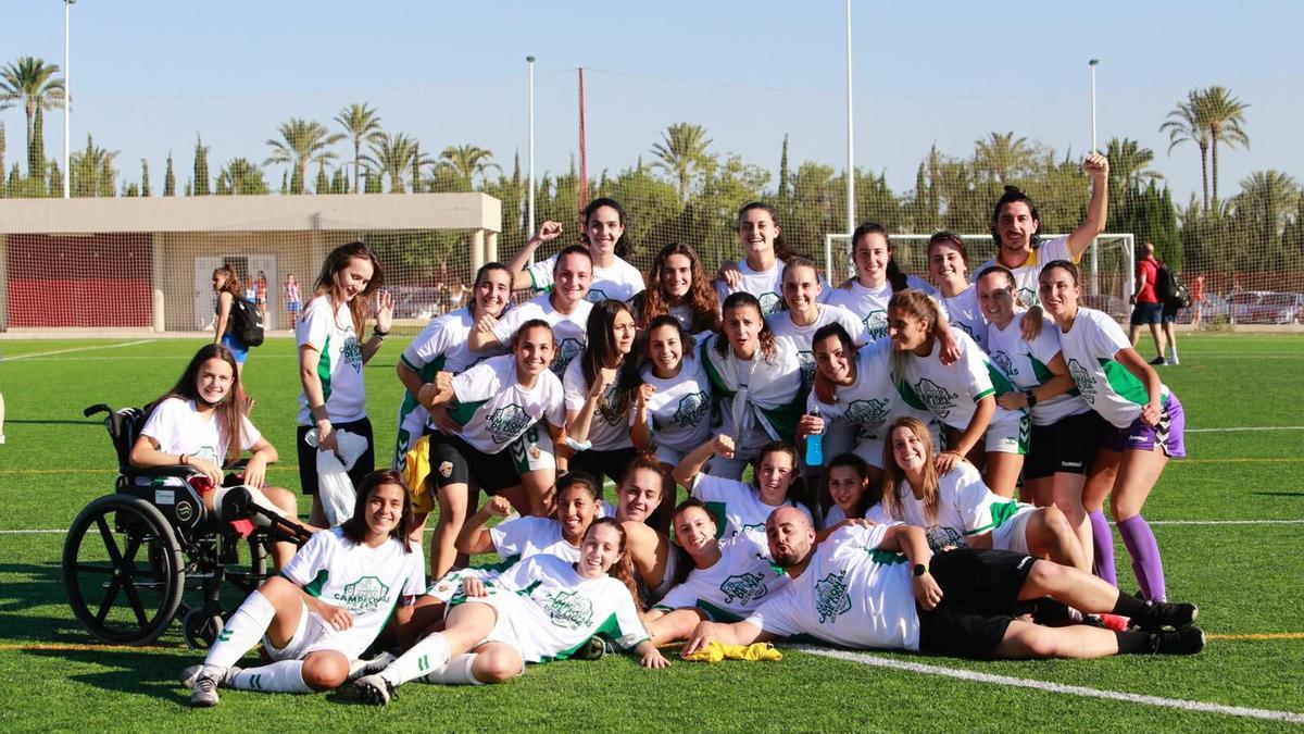 Las jugadoras del Elche Femenino B celebran el ascenso a Primera Nacional