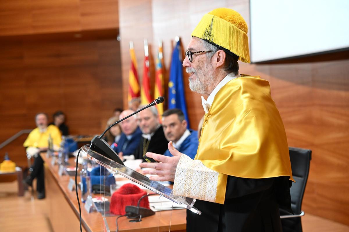 Así ha sido la ceremonioa de nombramiento como Doctor Honoris Causa al investigador Luis Puelles en la Universidad Miguel Hernández de Elche