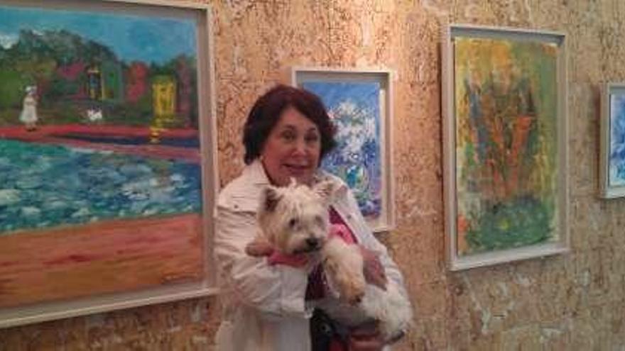 María Rosa Corrales con el perro &quot;Daisy&quot; en Arriondas.