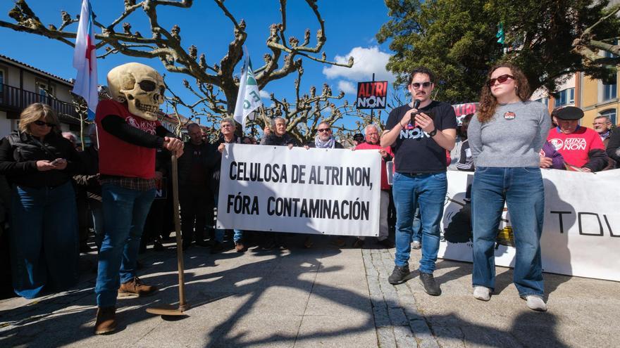Cientos de personas han llenado la Praza de Galicia de Arzúa para clamar contra el proyecto que Altri quiere instalar en Palas de Rei (Lugo)
