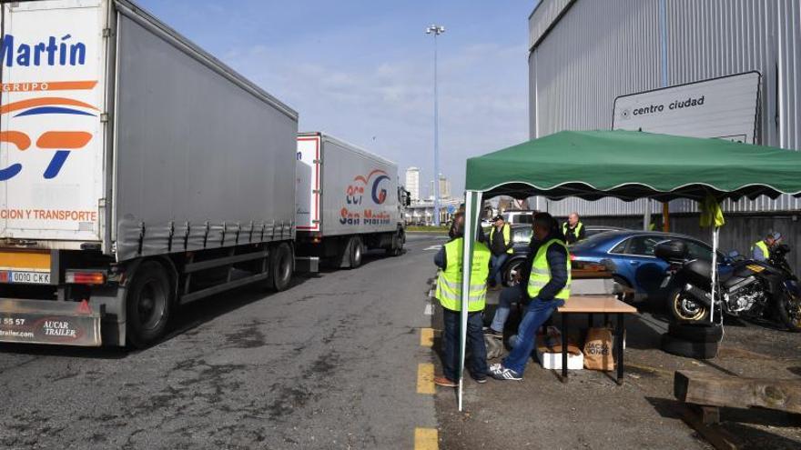 El paro pierde fuelle en Galicia y divide a los transportistas que aún lo respaldan