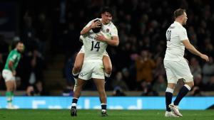 Marcus Smith celebra con sus compañeros el drop que dio la victoria a Inglaterra