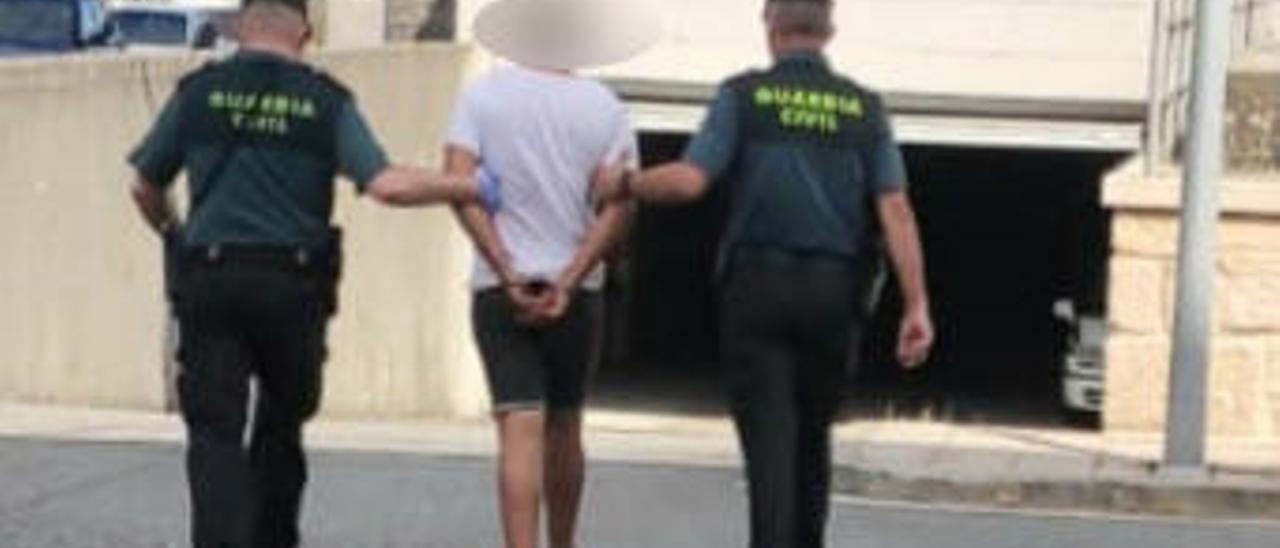 El detenido bajo custodia de la Guardia Civil. // G.C.