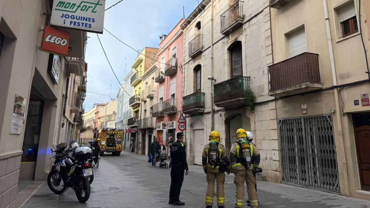 Bombers i Guàrdia Urbana al carrer de la Jonquera de Figueres per l'incendi al Club Ring.