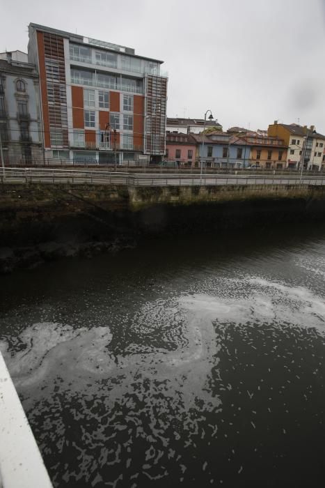 Vertido en la ría de Avilés