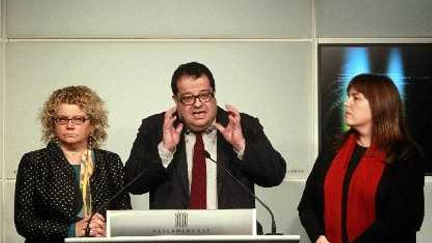 Geli, Elena i Ventura en la roda de premsa després de la votació al Parlament.