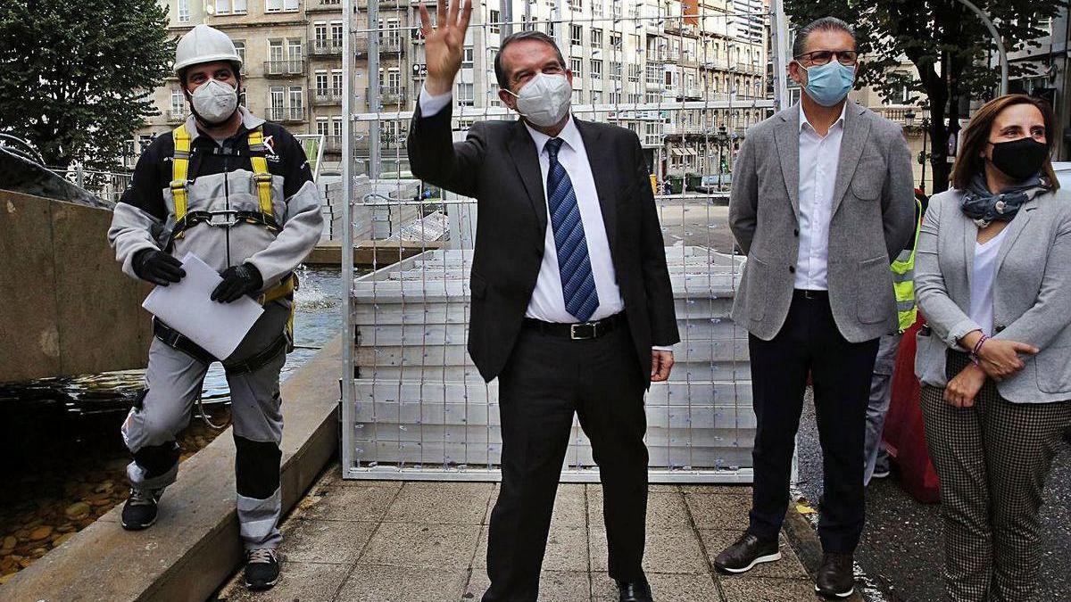 Caballero acudió ayer al inicio del montaje de la Caixa de Regalo de Gran Vía.