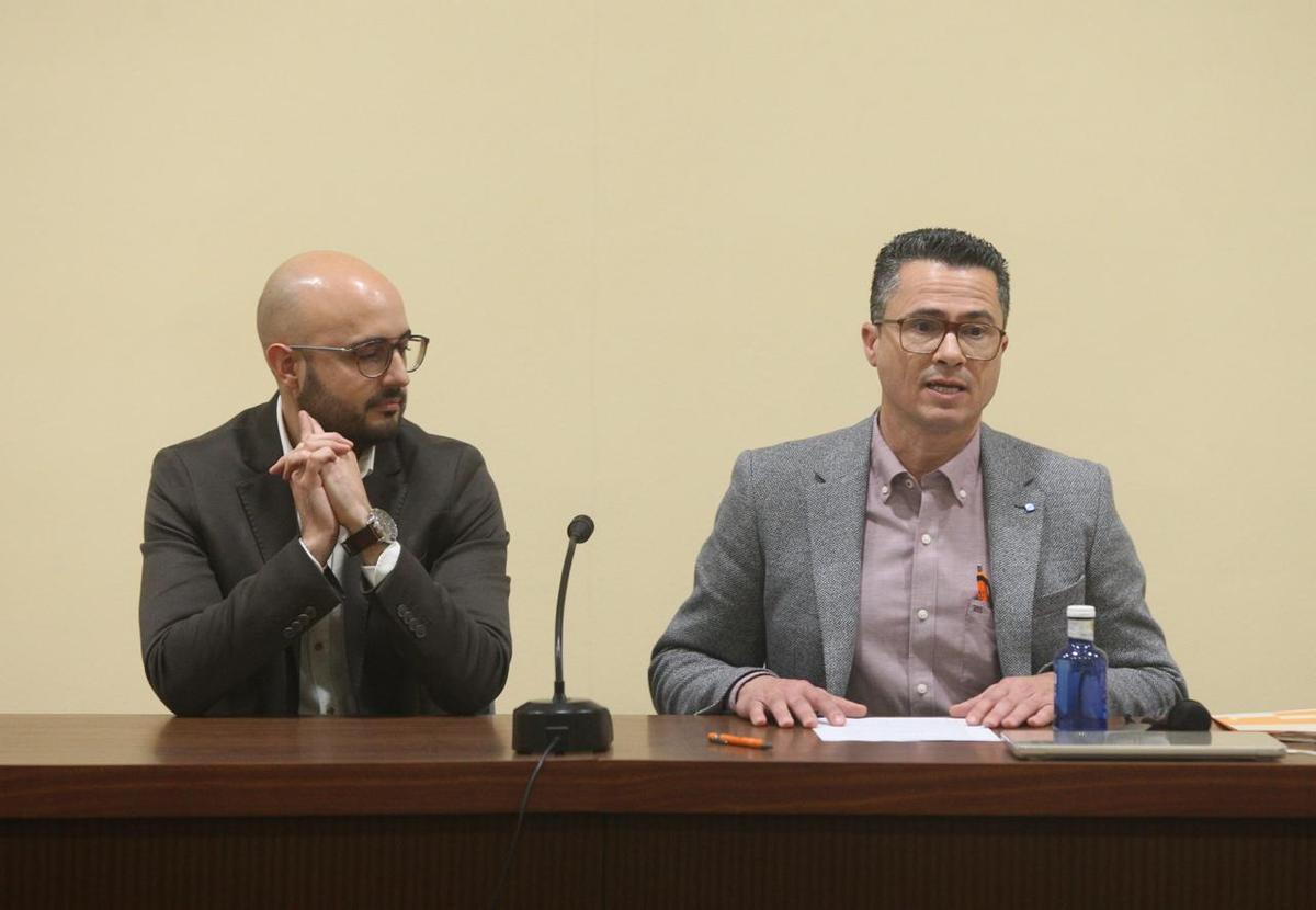 El nuevo presidente de EMPAL, Rafa Calabuig, a la derecha, junto al alcalde de Algemesí, en la asamblea celebrada este lunes.
