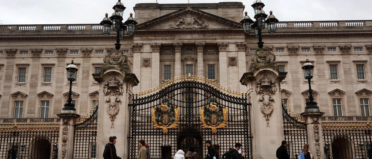 El Palacio de Buckingham, en Londres, este martes tras hacerse público el diagnóstico de cáncer del rey Carlos.