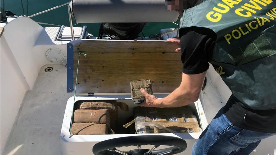 Los agentes intervienen fardos de hachís escondidos en un barco de recreo.