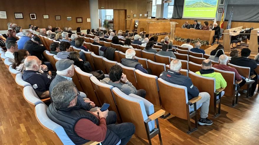 Participantes en el foro de
debate organizado por el PP
en el salón de plenos. | S.Á.