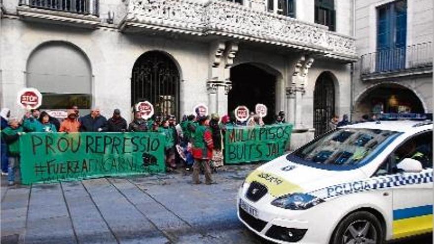 Membres de la Plataforma d&#039;Afectats per la Hipoteca, reclamant les multes per als bancs amb pisos buits.