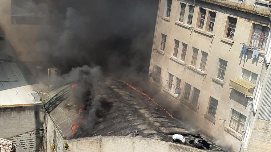 El fuego, en la cubierta de uralita del edificio de Pérez Ardá.