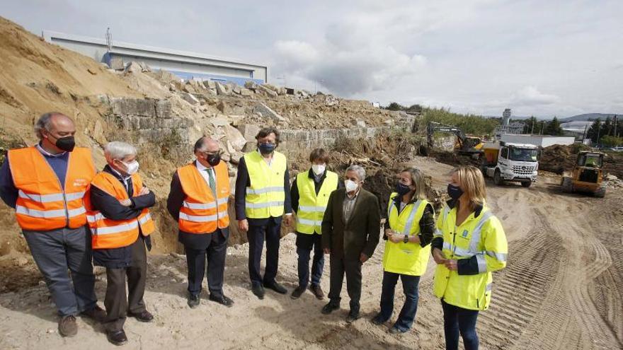 Ethel Vázquez (2d.), con Fernández-Tapias (d.), 
Lete (c.), Prieto (3i.) y representantes de Conxemar con José Luis Freire (3d.)  a la cabeza, ayer, durante la visita a las obras de ampliación del recinto ferial.