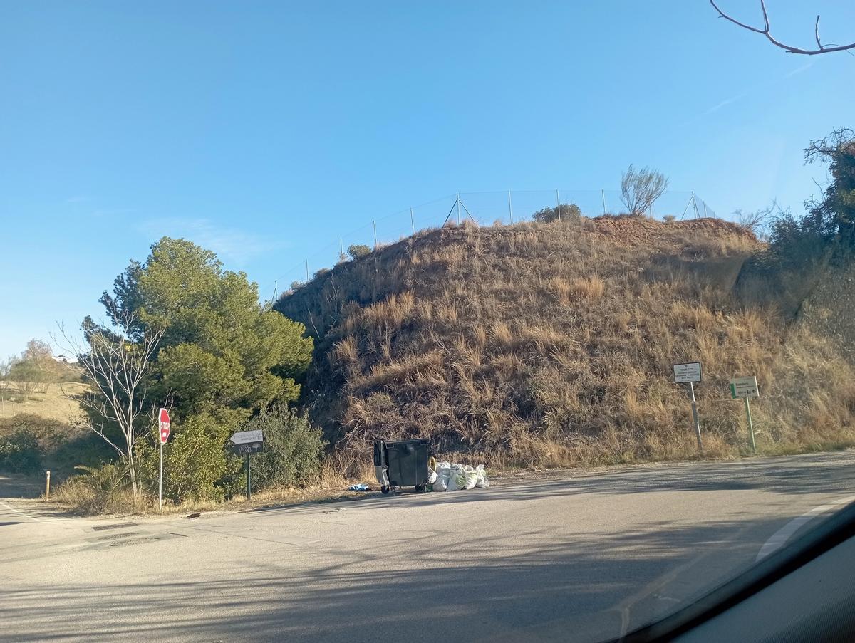 Acceso a los Molinos de San Telmo, sin aceras ni farolas. Piden que llegue la línea 2 de la EMT hasta este cruce.