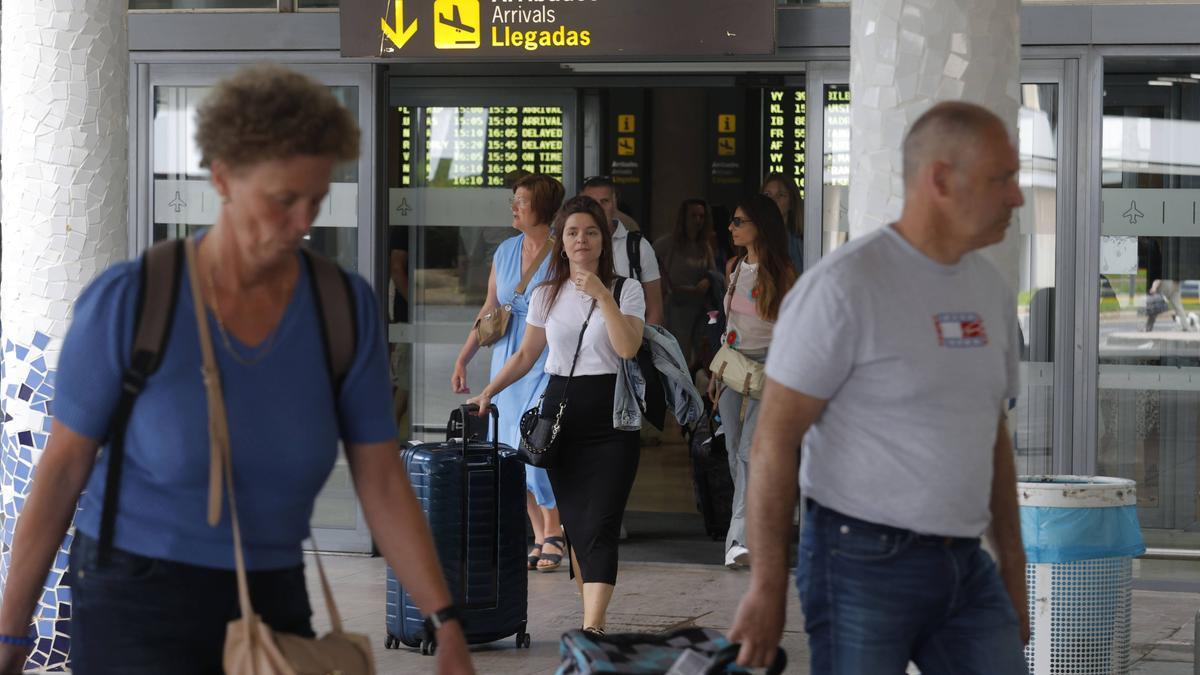 Turistas saliendo del aeropuerto de Valencia.