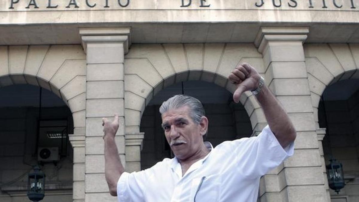 Miguel Montes Neiro, ante el Palacio de Justicia de Sevilla, el pasado agosto.