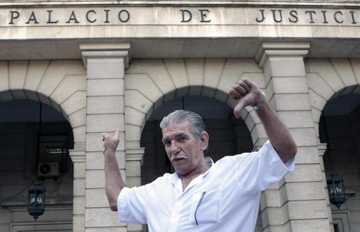 Miguel Montes Neiro, davant el Palau de Justícia de Sevilla, l’agost passat.