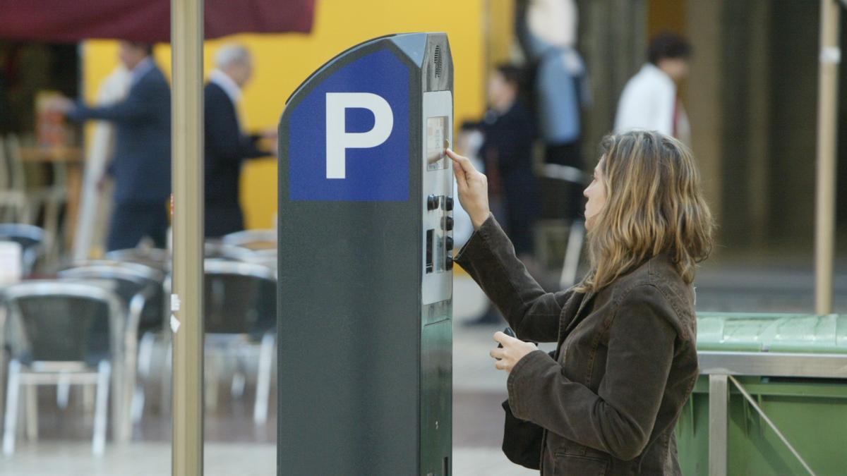 Una usuaria de la zona azul de Castelló saca el ticket.