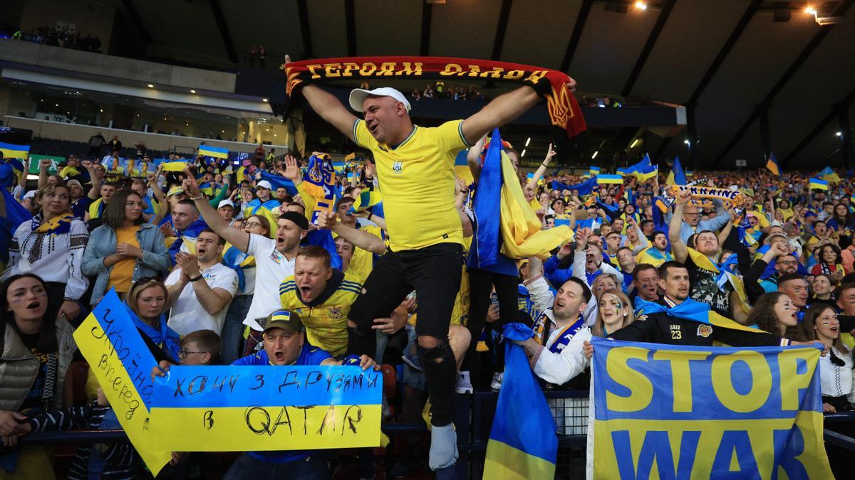 Aficionados ucranianos en las gradas de Wembley.
