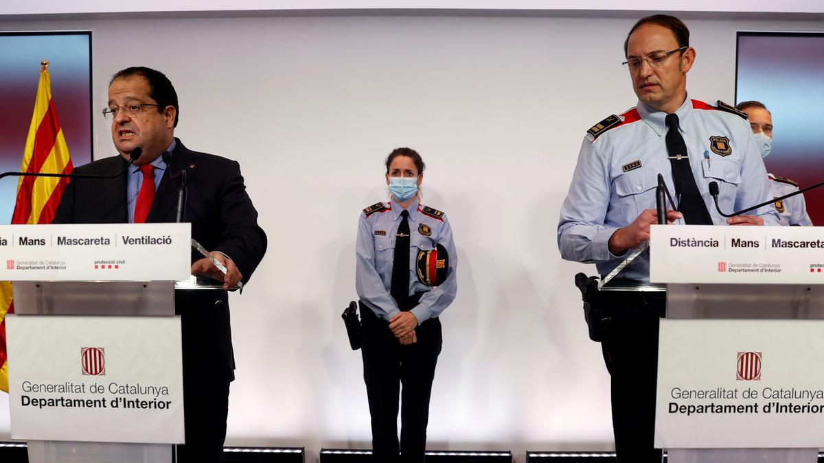 Joan Ignasi Elena, junto al nuevo mayor de los Mossos d'Esquadra, Josep Maria Estela