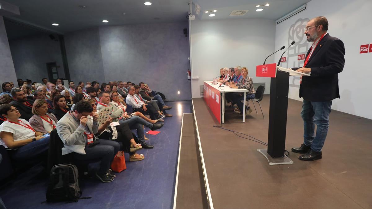 El secretario general del PSOE Aragón, Javier Lambán, se dirige a su militancia.