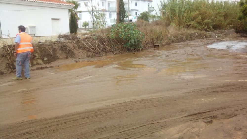 Una tromba de agua esta madrugada ha provocado desperfectos en algunas zonas costeras de la comarca de la Axarquía, con arroyos desbordados y caminos cortados