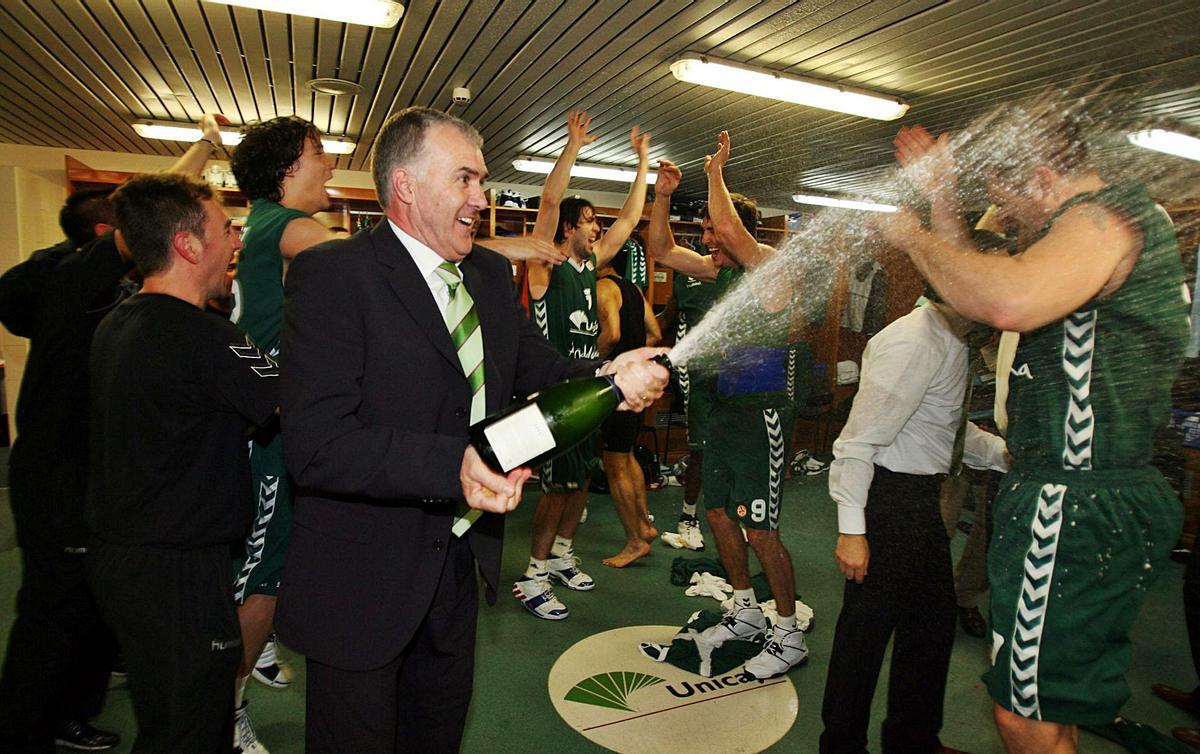 En su etapa como delegado del Unicaja, celebrando en el vestuario el pase del equipo a la Final Four en la temporada 06/07. | L. O.