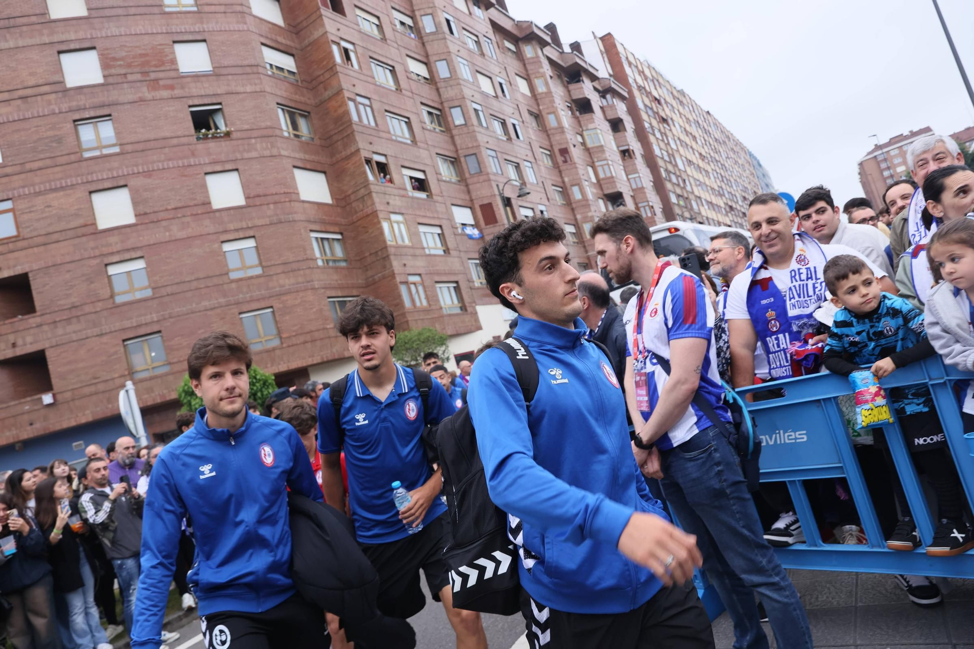 EN IMÁGENES: Avilés se tiñe de blanquiazul para la final por el ascenso ante el Rayo Majadahonda