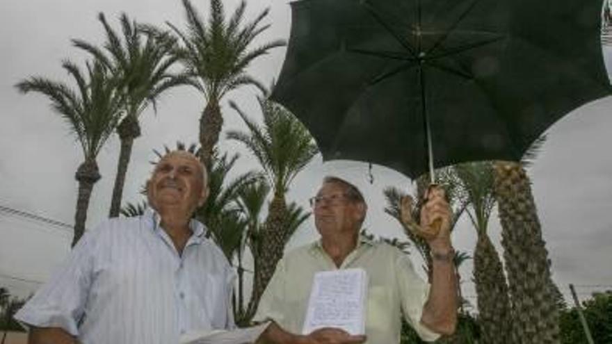 Los agricultores Pascual Román y Juan Quirant con sus anotaciones sobre el tiempo.