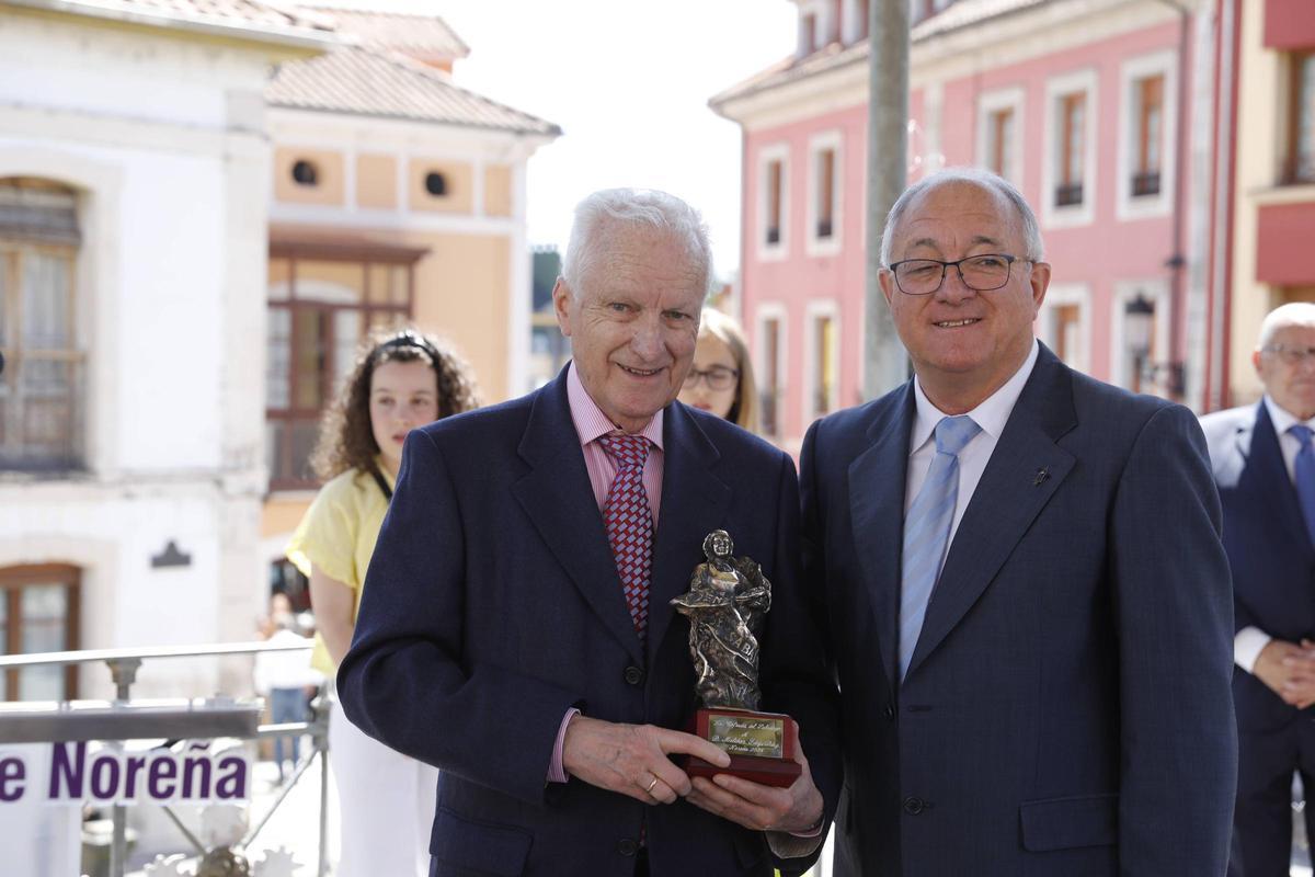 Melchor Fernández, con César Jaquete, durante la entrega del Premio Nacional de Periodismo &quot;Condado de Noreña&quot;.