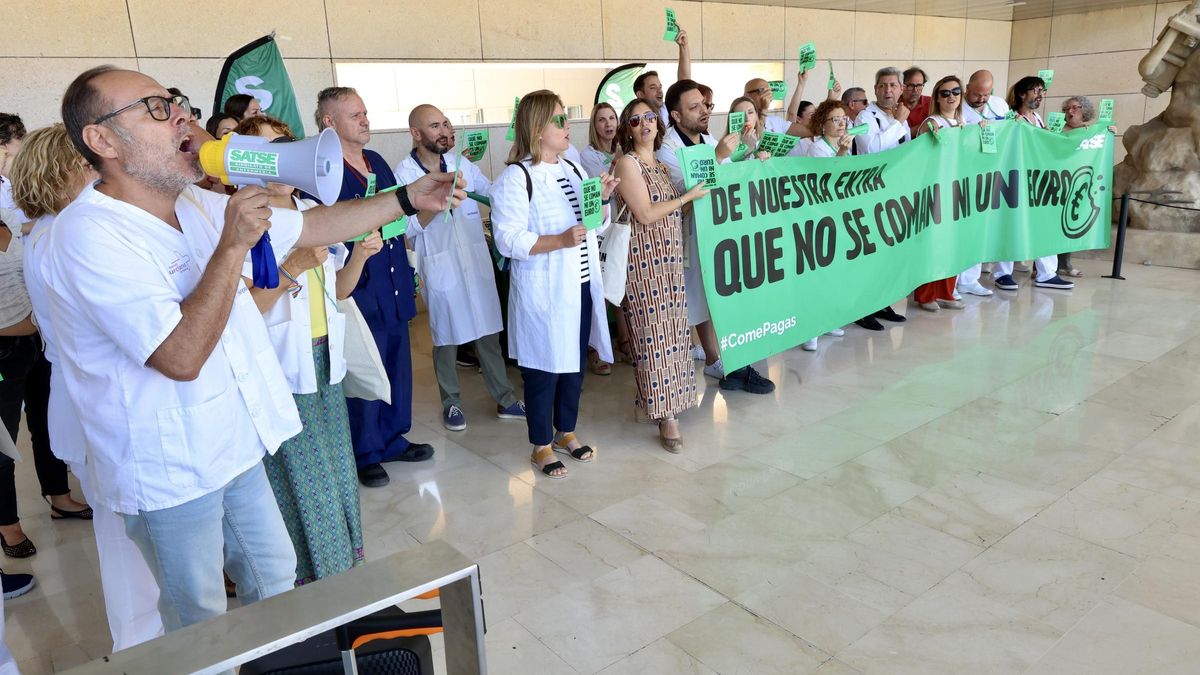 Concentración de enfermeros y fisioterapeutas ayer en la Arrixaca.
