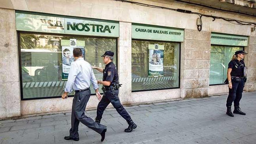 Policías en la oficina donde se produjo el atraco en octubre.