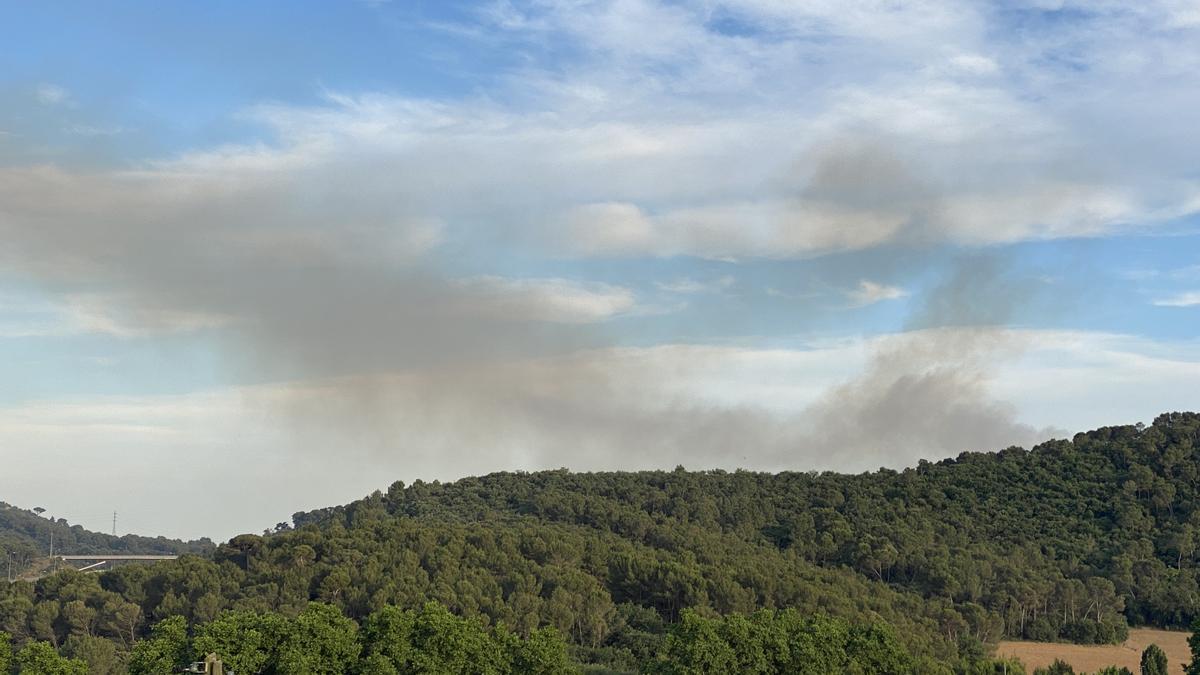 Fum sobre la muntanya de Collserola, a Barcelona