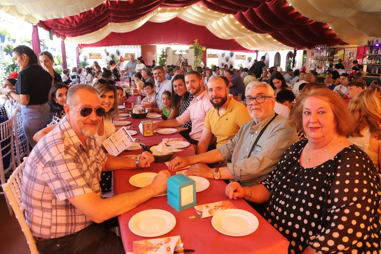Amigos en El Arenal el viernes de Feria