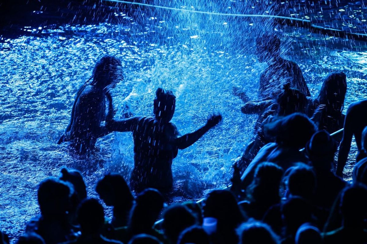 El público no dudó en meterse al agua en el concierto de Manu Chao.