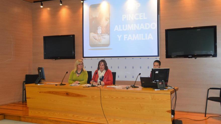 Teresa Acosta y Soledad Monzón, durante el acto de presentación de la app.