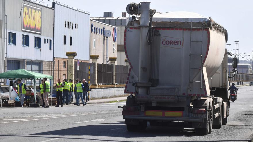 Más empresas sopesan parar su producción ante la falta de suministros por la huelga