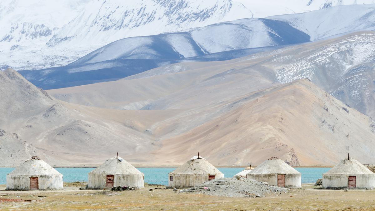 Yurtas en el lago Karakul.