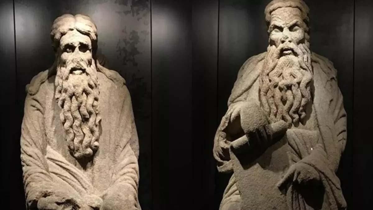 Las estatuas de Isaac y Abraham, obras del Mestre Mateo.