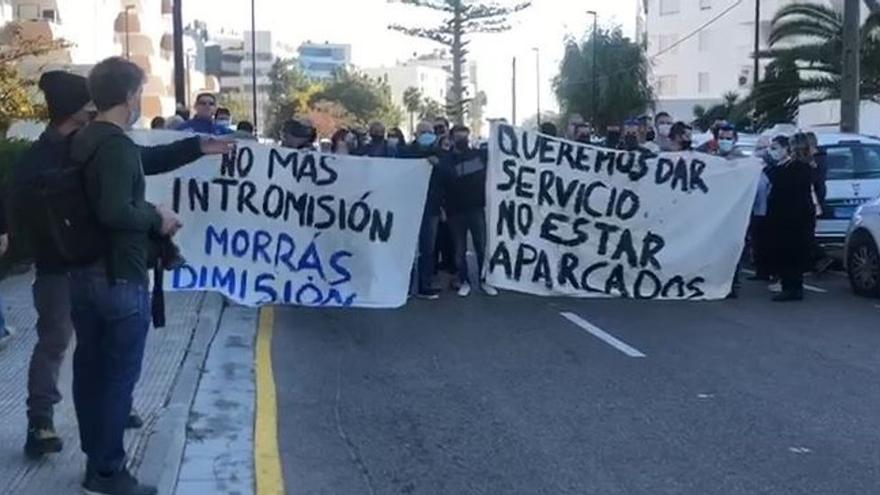 Caravana de taxis contra el decreto del Ayuntamiento de Ibiza que obliga a parar cada vehículo un día a la semana