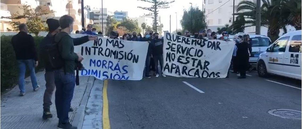 Caravana de taxis contra el decreto del Ayuntamiento de Ibiza que obliga a parar cada vehículo un día a la semana