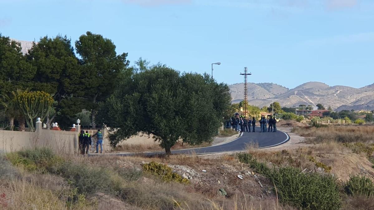 Varios agentes de la Guardia Civil durante una operación en El Moralet que acabó con varios heridos en marzo de este año.