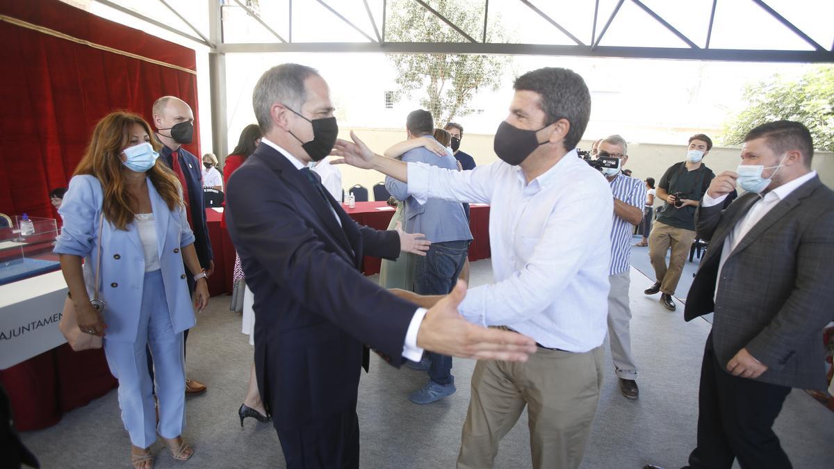 El alcalde de Sant Joan abraza al presidente del PPCV en la investidura del primero en julio de 2021