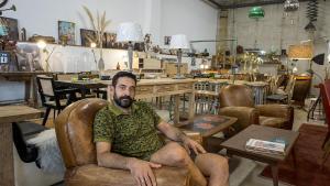 Xavier Corbellini, uno de los usuarios estrella de Wallapop en la provincia de Barcelona, en su ’show room’ de Mataró, donde vende objetos que suele restaurar y reciclar.