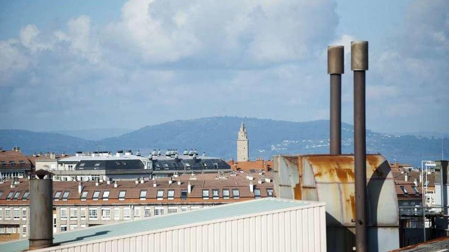 Tejados de Maderas Peteiro, con edificios y la Torre de Hércules al fondo.